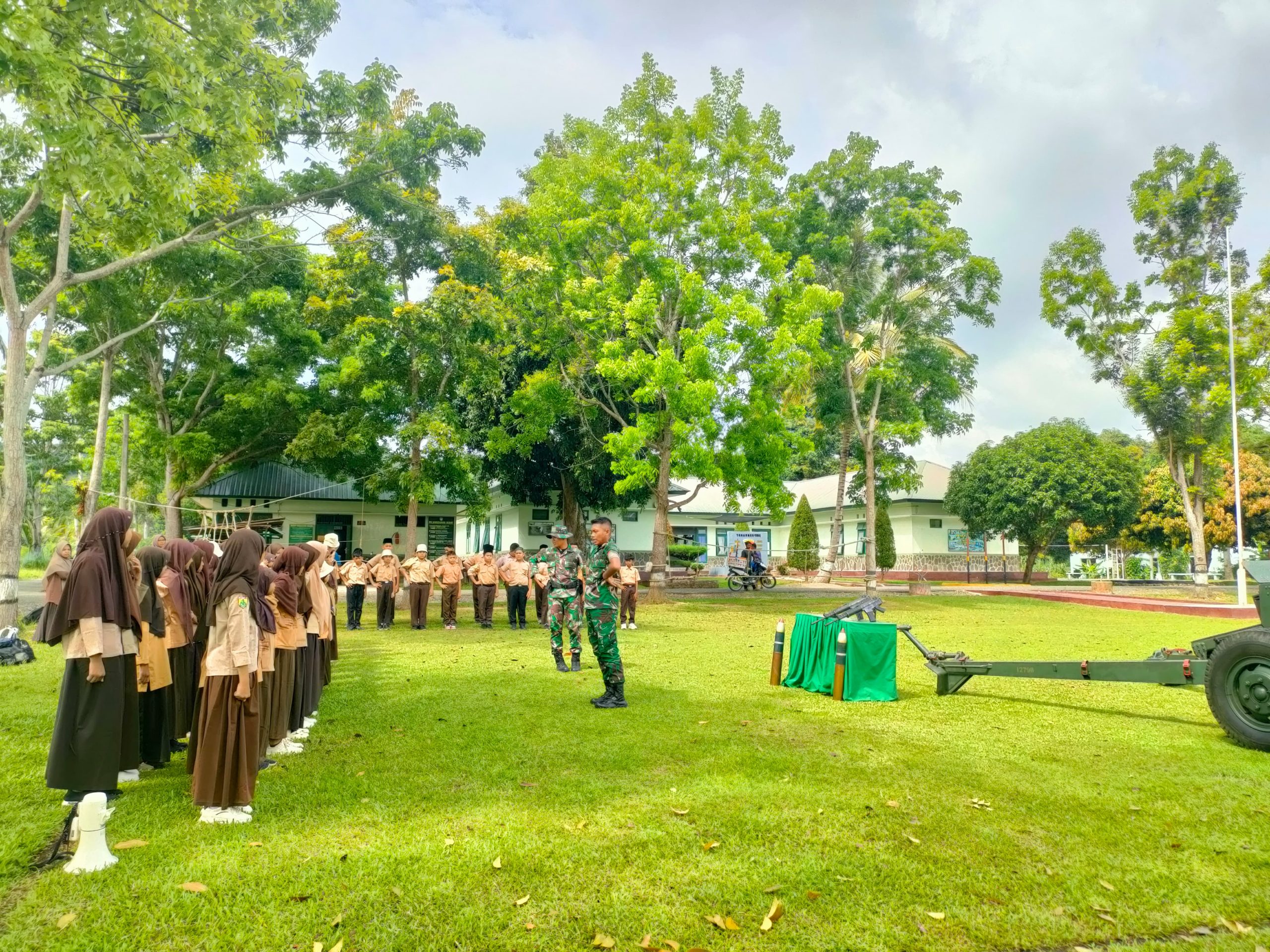Siswa/i Kelas 6 SDIT Ibnu Mas ud Mendengar Intruksi Pelatihan 