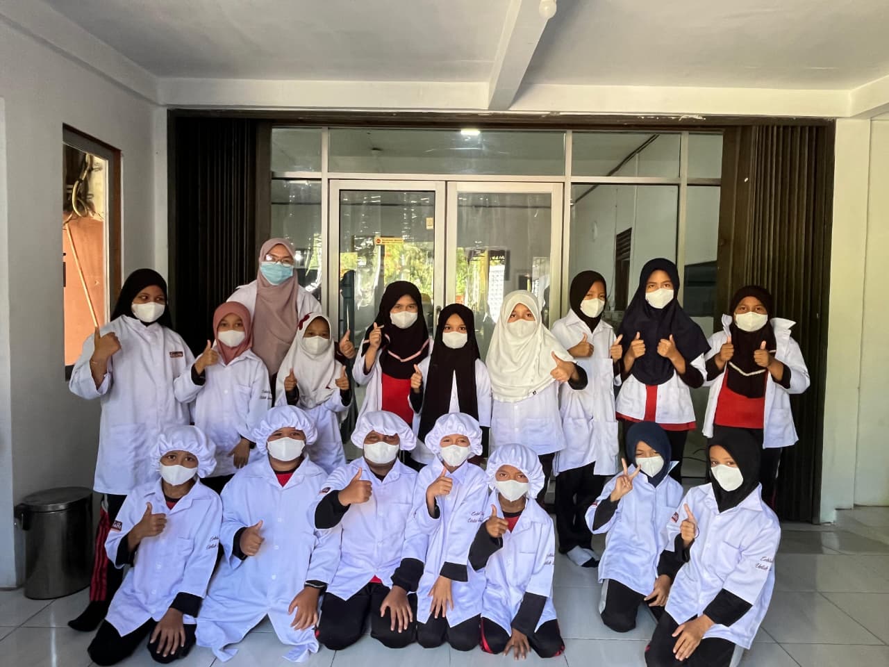 Siswa/i SDIT Ibnu Mas udB Berfoto Bersama Kakak Karyawan Socolatte